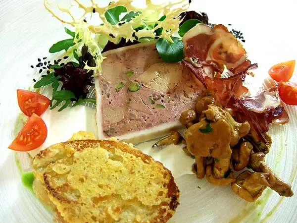 Terrine von der Entenstopfleber mit eingelegten Pfifferlingen und ...
