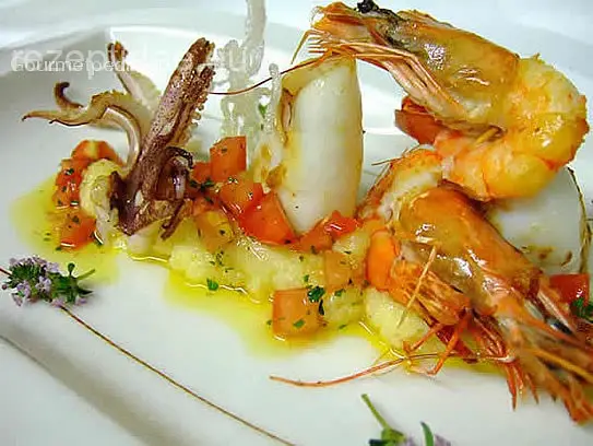 Gegrillte Riesengarnelen und Kalmar auf Polenta mit Tomatenmarinade
