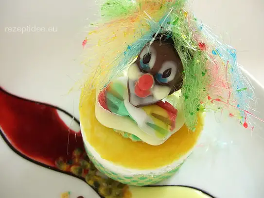 Schokoladenmousse im Dekorbiskuitmantel auf Himbeermark mit Schokoclown