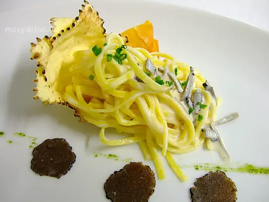 Bandnudeln mit schwarzem Trüffel in leichter Chardonnay Sauce