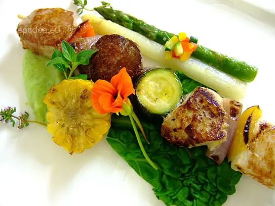 Gegrillter Fleischfiletspieß mit Kräuterpüree, Spargeln und Mais