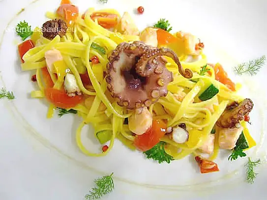 Dünne Bandnudeln mit Lachs und Krake mit Kirschtomatenbutterfond