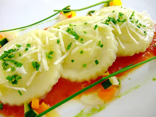 Kartoffelravioli mit Schinken-Lauchfüllung auf Tomatencreme