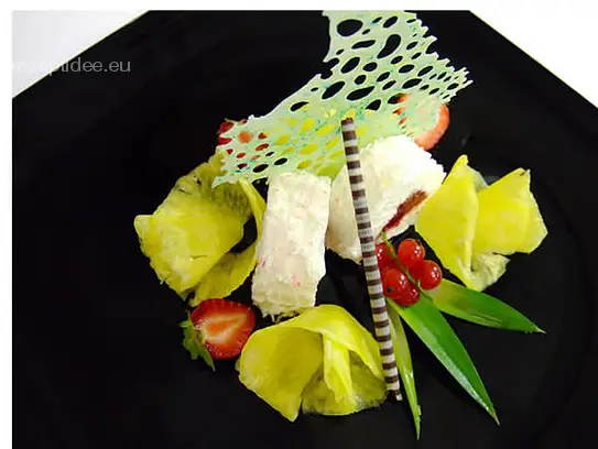 Halbgefrorenes vom Kokos mit Erdbeerfüllung auf Ananas Carpaccio