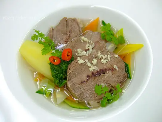 Im Wurzelgemüsesud pochiertes Kalbsschulternathl mit grüner Kräutersauce und Naturkartoffeln