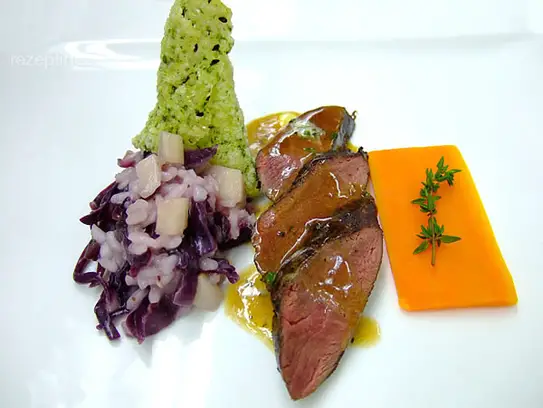 Rosa gebratenes Wildhasenfilet auf Blaukrautrisotto und Kräuterjus