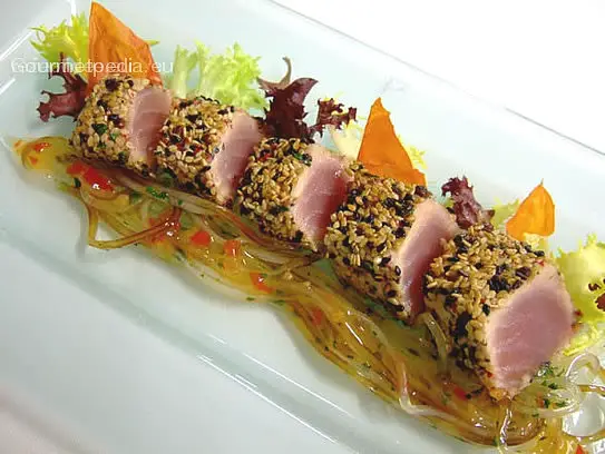 Thunfisch in Sesamkruste auf Glasnudeln mit orientalischer Sauce
