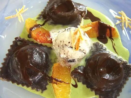 Kakaoteigtaschen mit Schokolade Canache, Stracciatella Eis auf Pistaziensauce und Orangenfilets