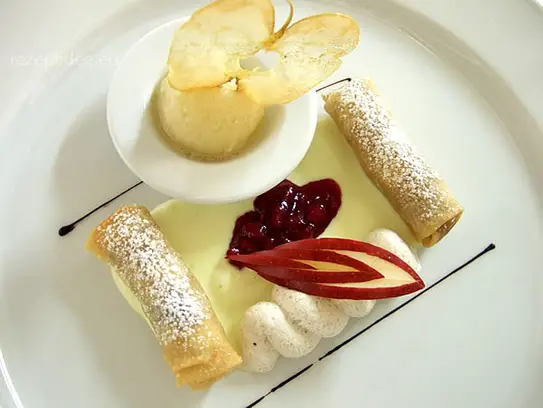 Frühlingsrollen mit Apfelfüllung an Zimtsahne und Apfelsorbet