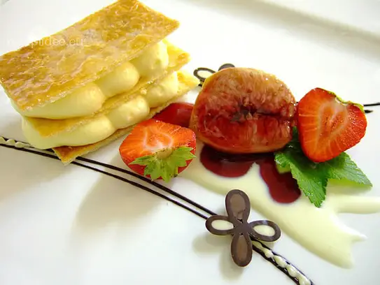 Karamellisierte Blätterteigschnitte mit weißen Schokoladenmousse und Rotweinfeige