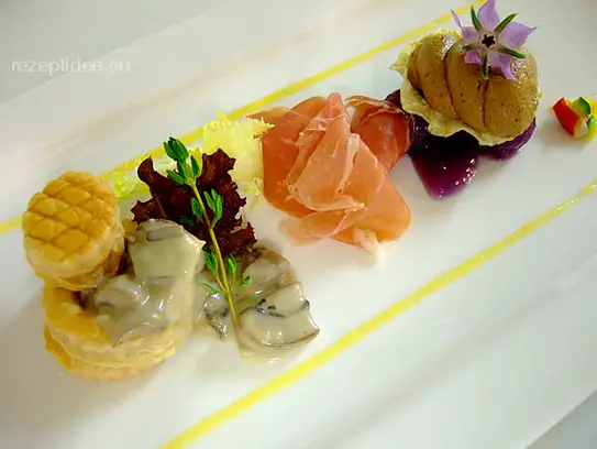 Wildlebermousse mit Voul au Vent mit Champignonsauce und Rohschinken