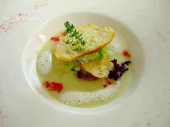 Lauchcremesüppchen mit knuspriger Schwarzbrotlasagnette und Kartoffeln