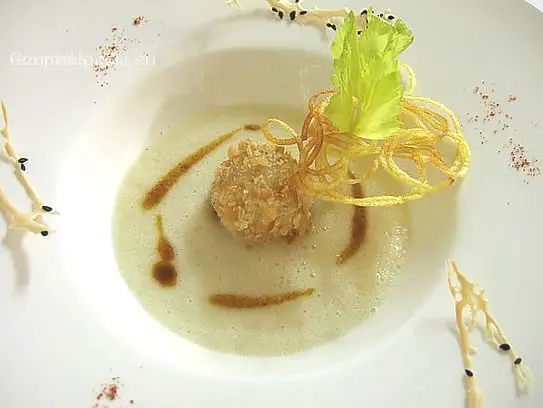 Sellerieschaumsuppe mit knuspriger Truthahnquenelle