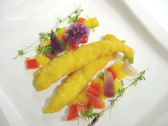 Seezungenfilets frittiert auf Paprikagemüse