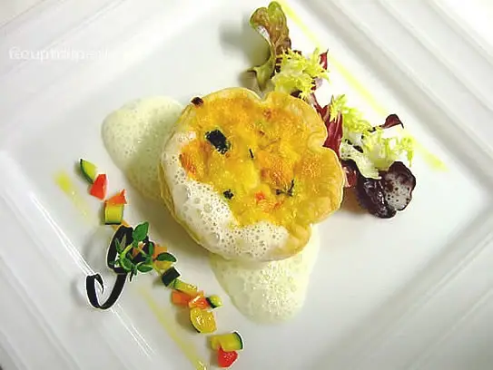 Kleines Gemüsekäsetörtchen mit Knoblauchschaum