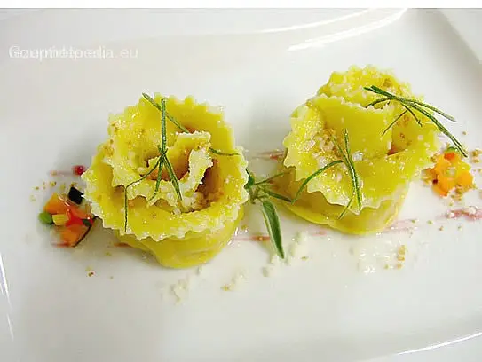 Teigtaschen mit Kürbisfüllung, Nussbutter, Salbei und Amaretti