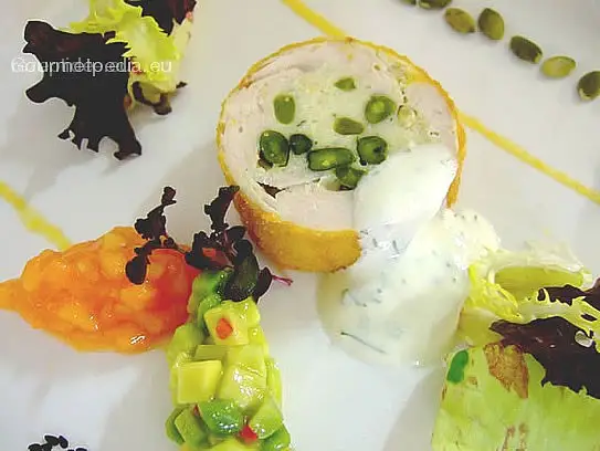 Galantine vom Truthahn mit Pistazien, Trauben und Pinienkerne an Papaya und Avocado Tartare