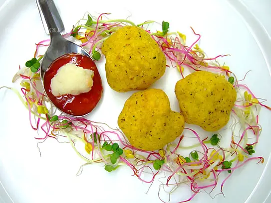 Gebackener Blumenkohl im Buchweizen-Currymantel auf Sprossen mit süß-saurer Sauce