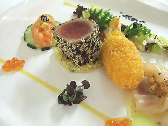 Variation von Lachstartar, Thunfisch in Sesamkruste, frittierte Krebszangen und Schwertfischcarpaccio