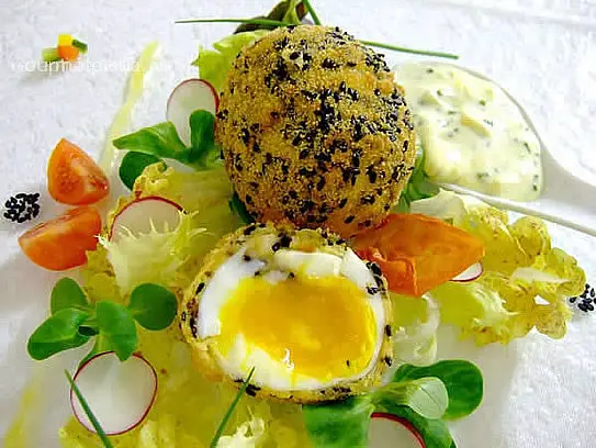Frittierte Eier in Sesamkruste auf Salatbeet