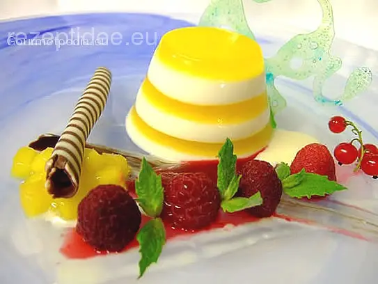 Gekochte Sahne mit Mangogelee auf marinierten Mango und Himbeeren
