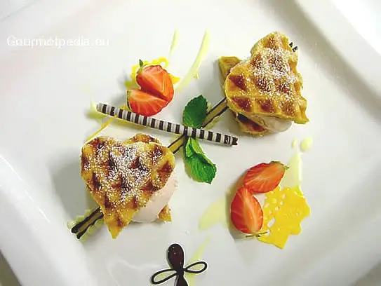 Zarte Waffeln mit Erdbeermousse