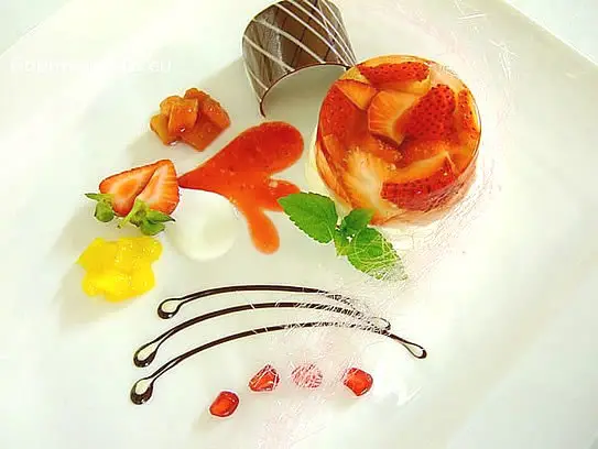 Sauerrahmmousse mit Erdbeeren in Proseccogelee