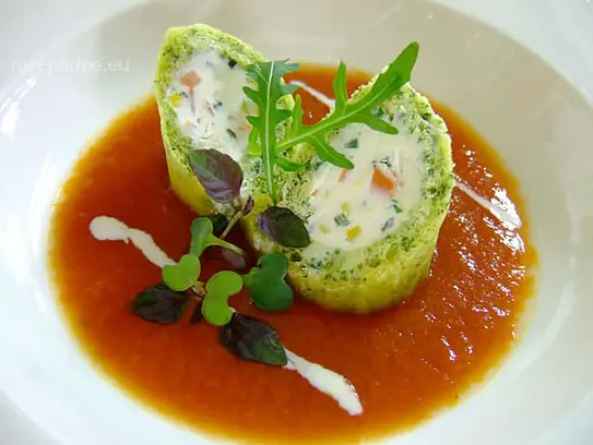 Tomatencremesuppe mit Frischkäserolle im Kräuterbiskuitmantel
