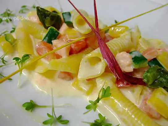 Garganelli mit Gemüse und Lachs in Sahnesauce