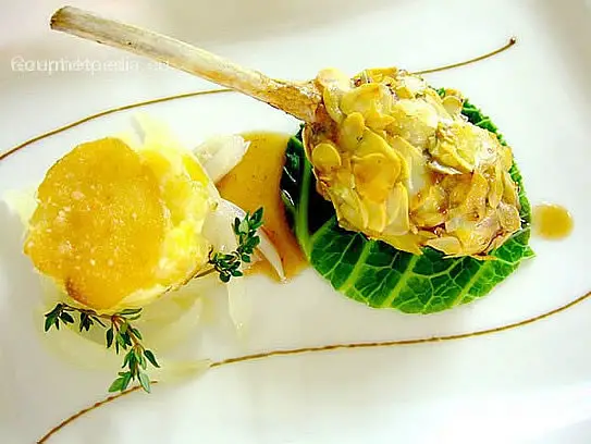 Gebratenes Lammkotelett in Mandelkruste auf Wirsing mit Kartoffelgratin