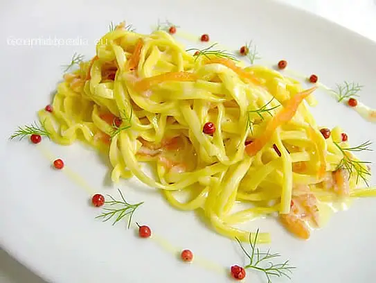 Bandnudeln in Lachssahnesauce mit rosa Pfefferkörner