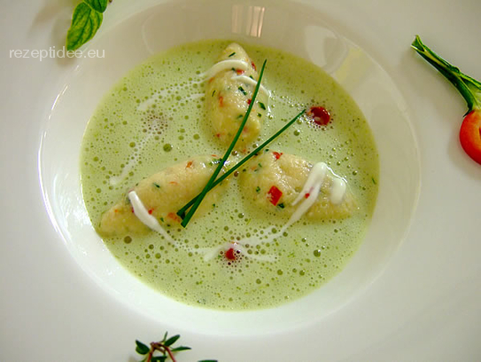 Schnittlauchcremesuppe mit Paprikanocken