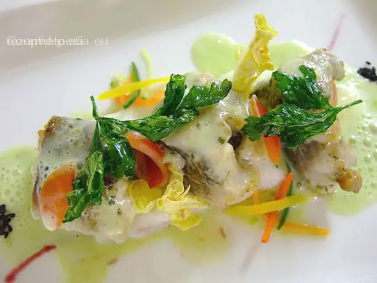 Pochierte Aaltranche in Chardonnaysauce mit Petersilie auf weißer Polenta