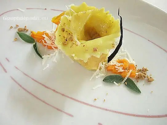 Teigtasche mit aromatischer Kürbisfüllung, Salbei, Nussbutter und Amaretti Kekse