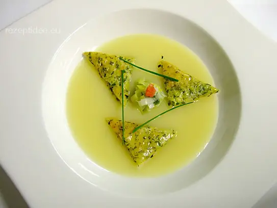 Leichte Lauchcremesuppe mit Schnittlauchschnitten