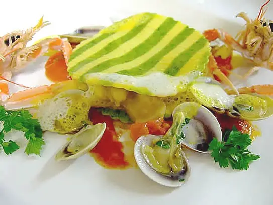 Offene Lasagnette mit Safranragout von Kaisergranat, Tintenfische, Venusmuscheln und Tomaten