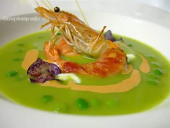 Erbsencremesuppe mit gebratenen Riesengarnelen im Speckmantel