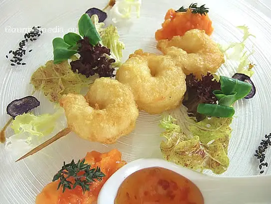 Spießchen von Garnelen in Tempura gebacken mit Papayatartare