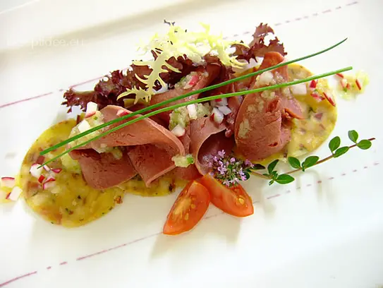 Gepöckelte Rinderzunge auf Knödelcarpaccio mit Radischenmarinade
