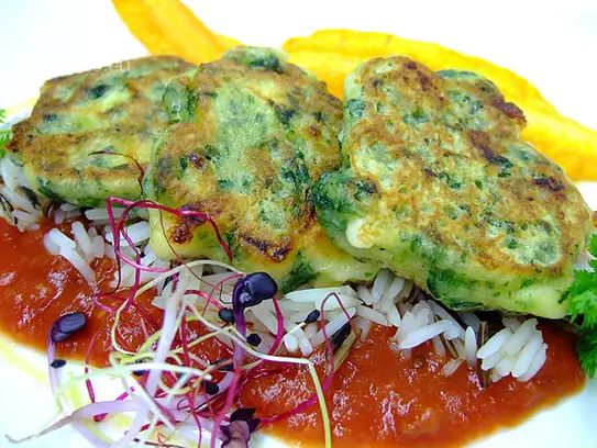 Spinat-Mozzarellataler auf Wildreis und Tomatensauce
