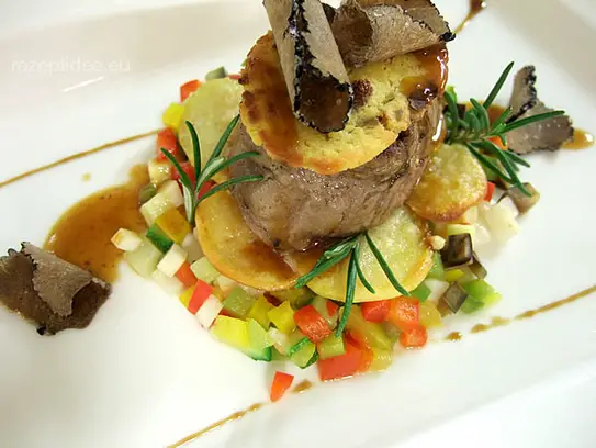 Rinderfilet in Foie Gras Kruste gratiniert, mit schwarzen Trüffel und gratiniertem Kartoffelfächer auf sautierten Gemüse