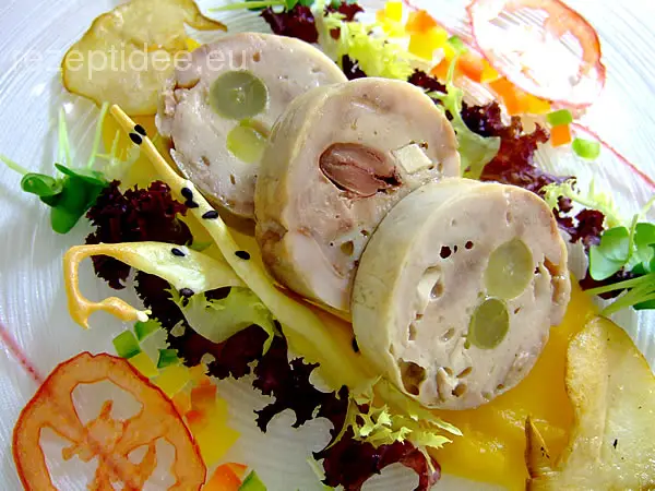 Galantine von der Wachtel mit Trauben und Steinpilzen auf Kürbispüree