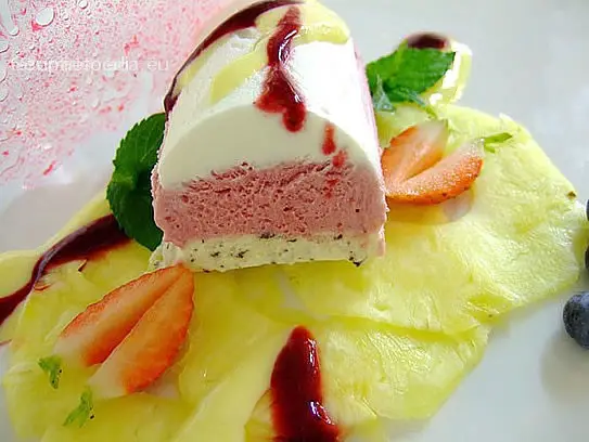 Variation von Halbgefrorenen auf Ananas Carpaccio