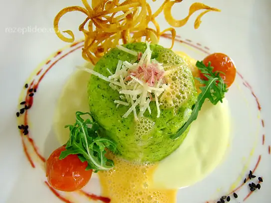 Rucola-Flan auf Käsesauce mit Tomatenschaum