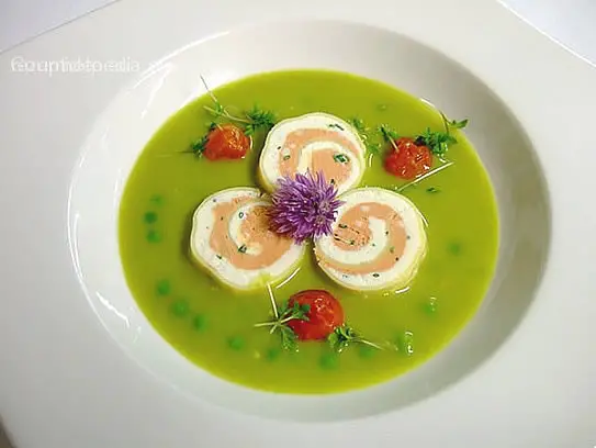 Erbsencremesuppe mit Frischkäseroulade im Crêpesmantel