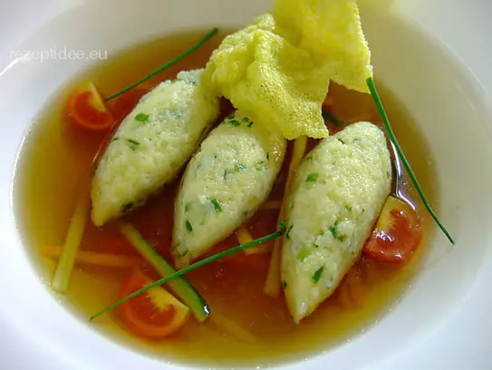 Kraftbrühe mit Grießnockerln und Gemüsestreifen