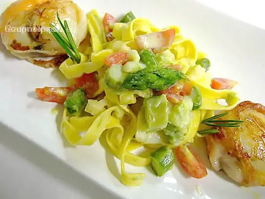 Bandnudeln in Spargelcremesauce mit gebratenen Jakobsmuscheln im Bauchspeckmantel