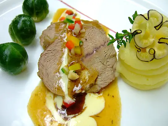 Geschmortes Kalbsschulternathl in Weißweinsauce mit Rosenkohl und Kartoffelpüree
