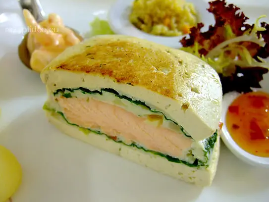 Hamburger von Tofu und Lachs mit Garnelencocktail, Gemüsekuskus und Orientalischer Sauce