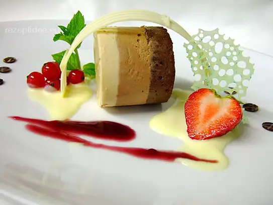 Weißes und braunes Nougatmousse auf Rotwein und weißer Schokoladensauce